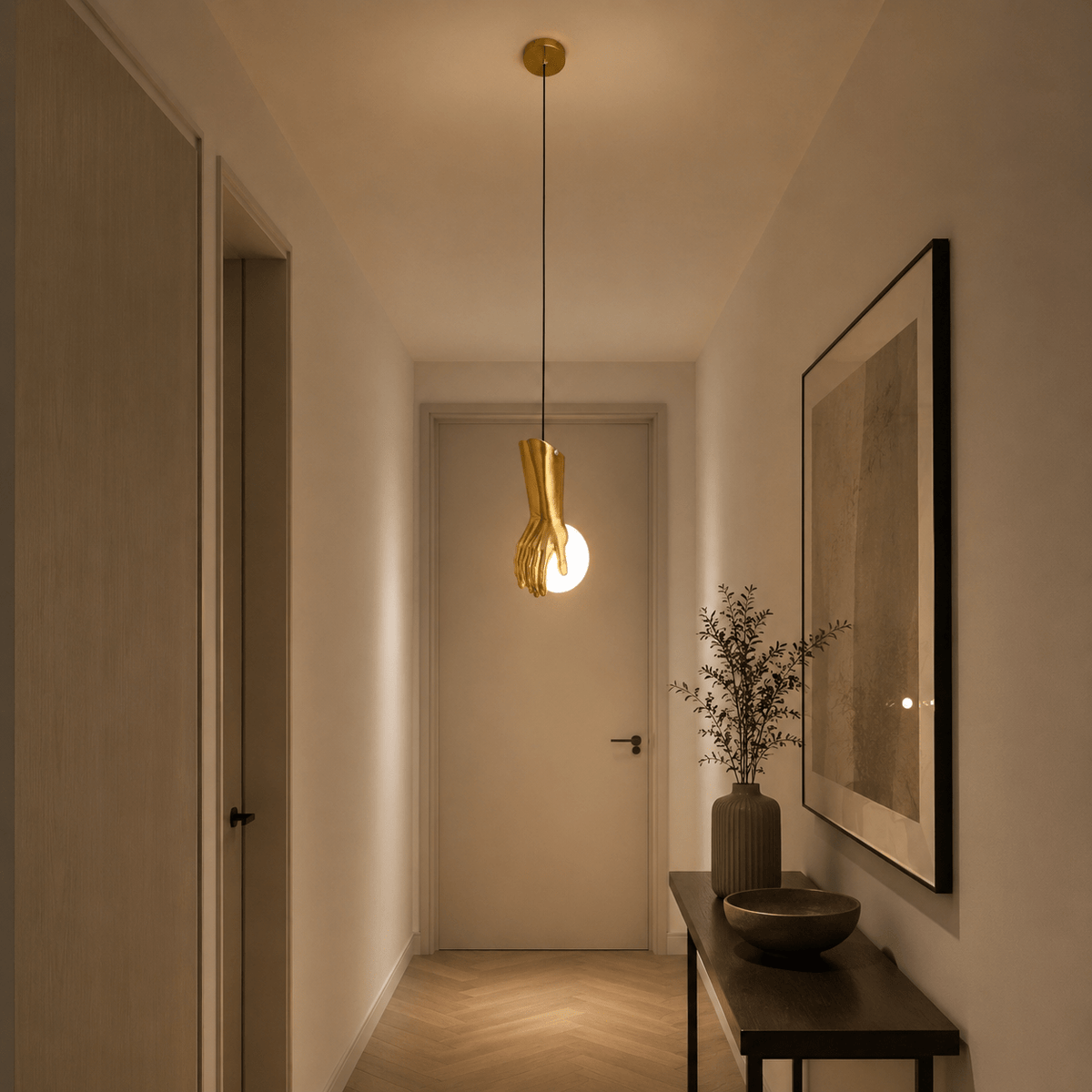 Suspension main dorée, un luminaire sculpture