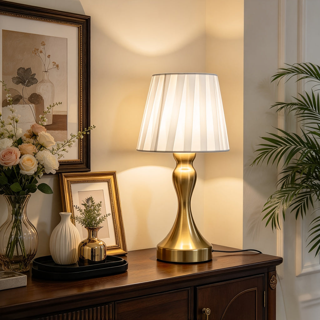 Lampe de chevet rétro au pied balustre doré, tissu plissé blanc, USB