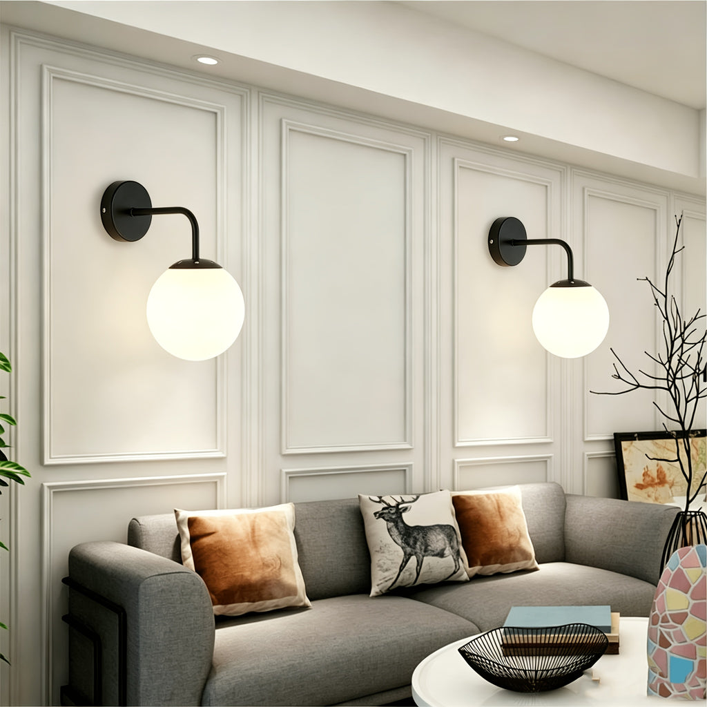 Applique murale globe opalin blanc sur bras courbé en métal noir