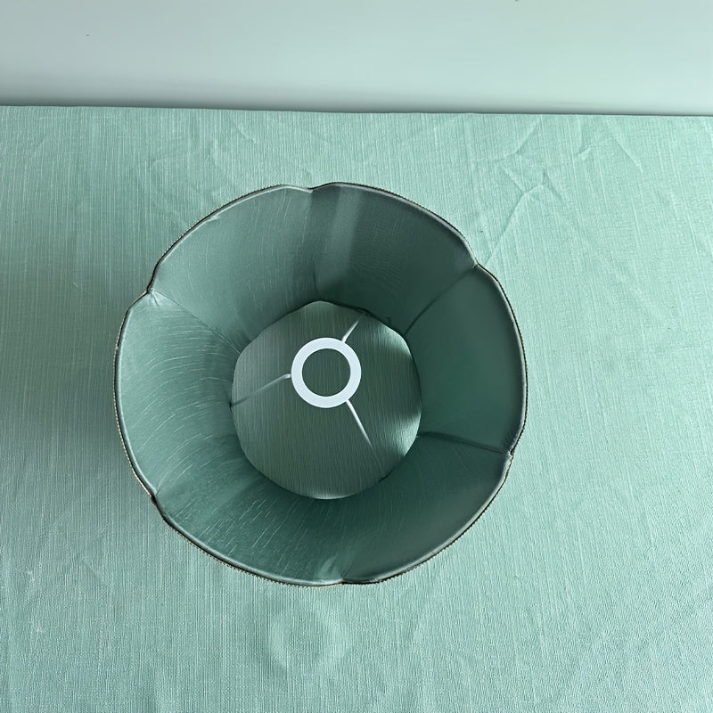 Abat-jour à bord ondulé vert-de-gris et galon doré, Ø 33 cm