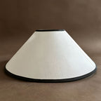 Abat-jour conique blanc à liseré noir, toile aspect lin, Ø 35 cm