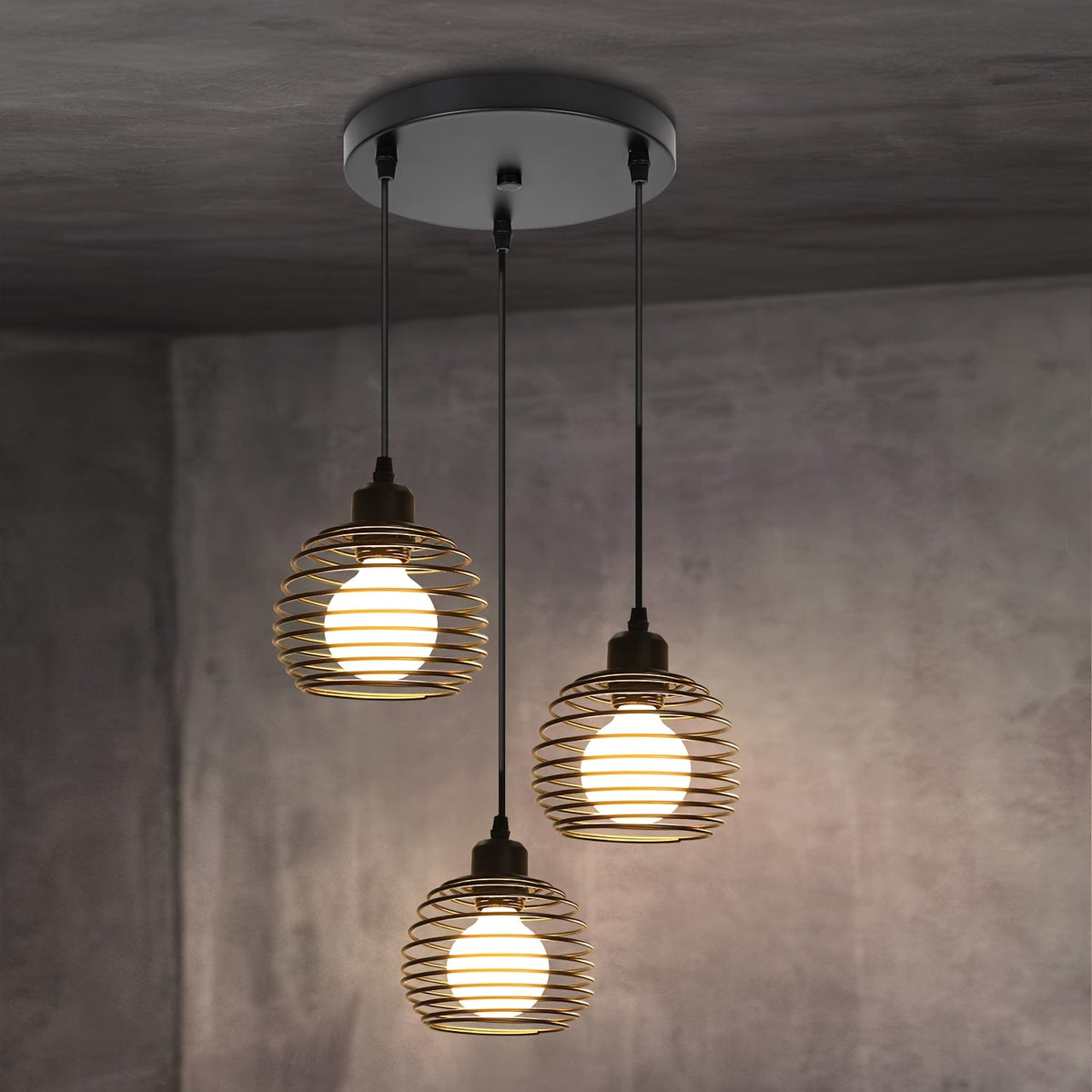 Trois lumières alignées ou en grappe sur la table