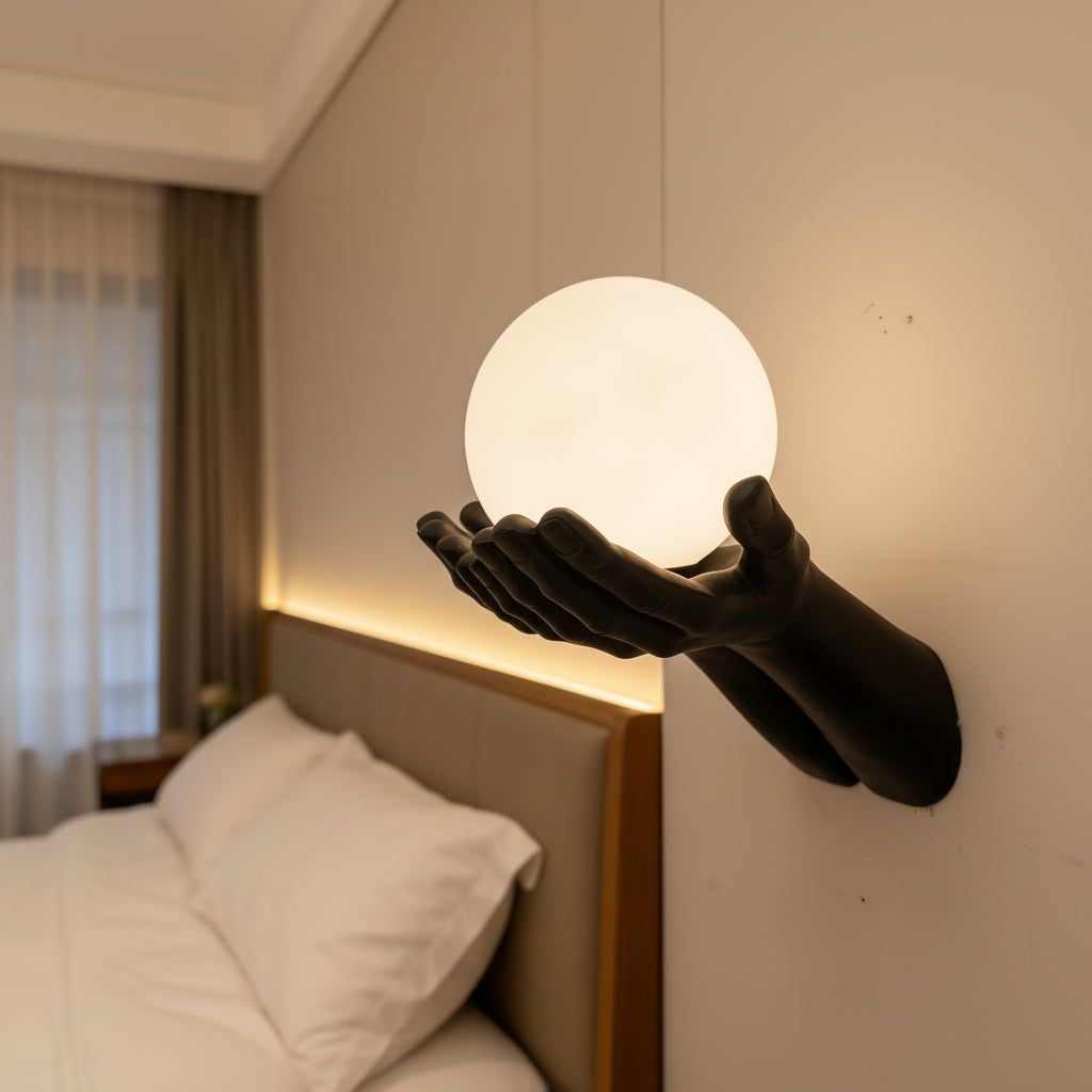 Applique deux mains noires en offrande et globe blanc