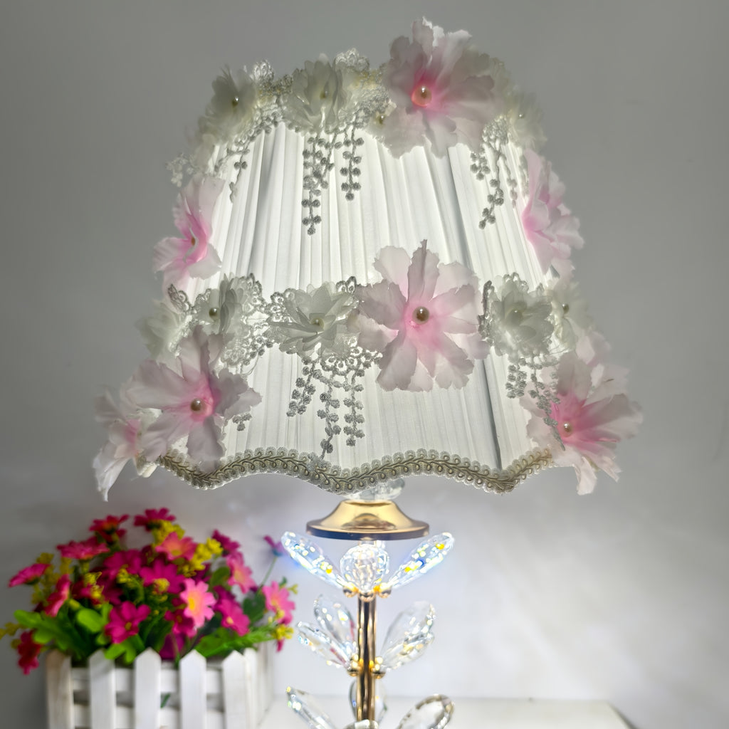 Abat-jour plissé blanc orné de fleurs roses et de dentelle, Ø 28 cm