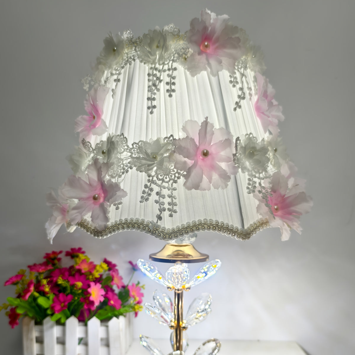 Abat-jour plissé blanc orné de fleurs roses et de dentelle, Ø 28 cm