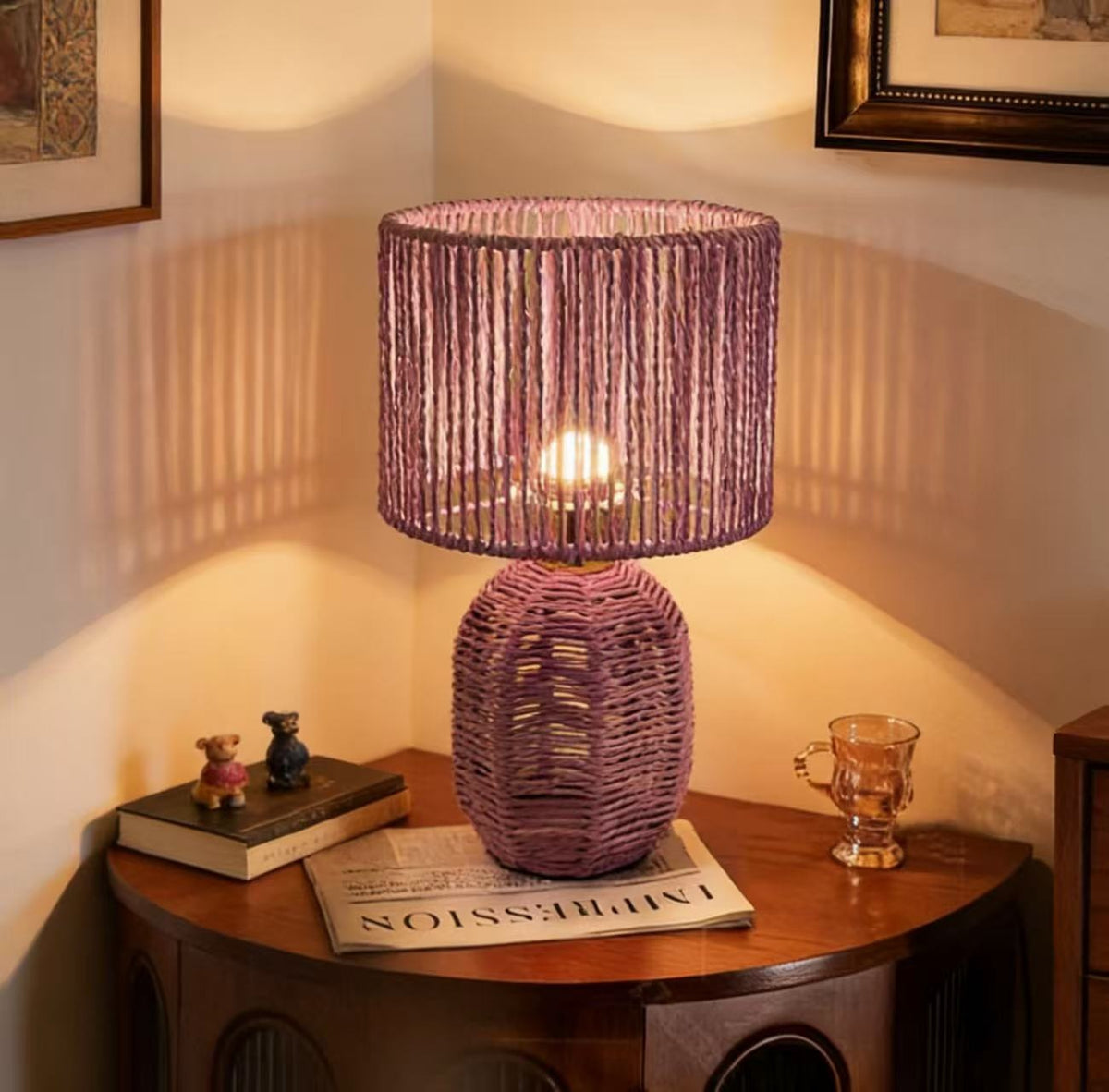 Lampe de chevet violette tressée, pied galbé et abat-jour tambour