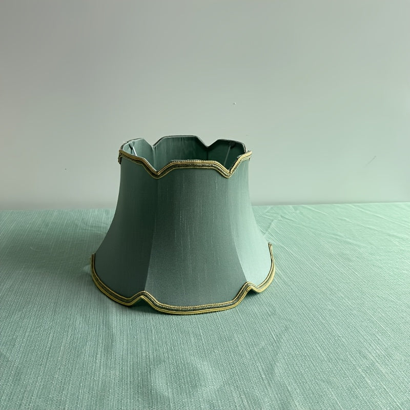 Abat-jour à bord ondulé vert-de-gris et galon doré, Ø 33 cm