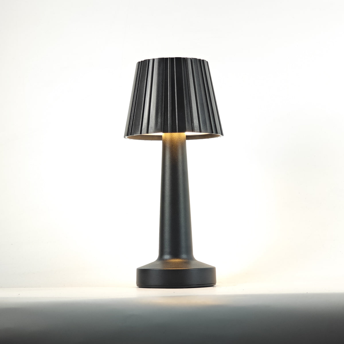 Lampe de table sans fil RVB noire à abat-jour plissé, tactile