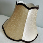Abat-jour cloche festonné en jacquard champagne, galon chocolat