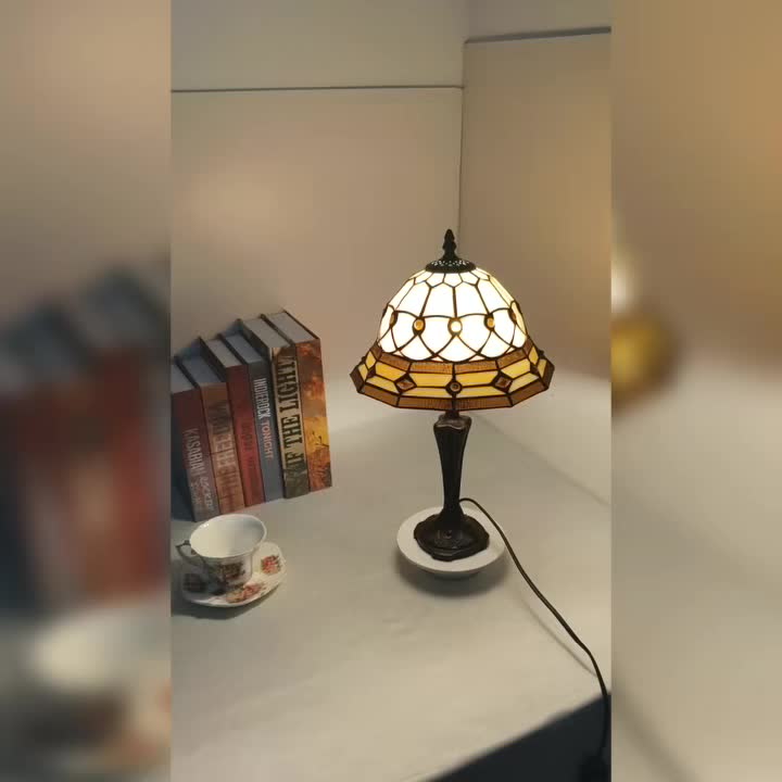 Lampe de table en vitrail ambré et ivoire, pied en résine, E27