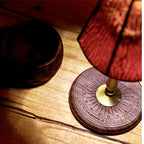 Pied de lanterne en bois gravé et colonne cuivrée, vis 1/4 de pouce