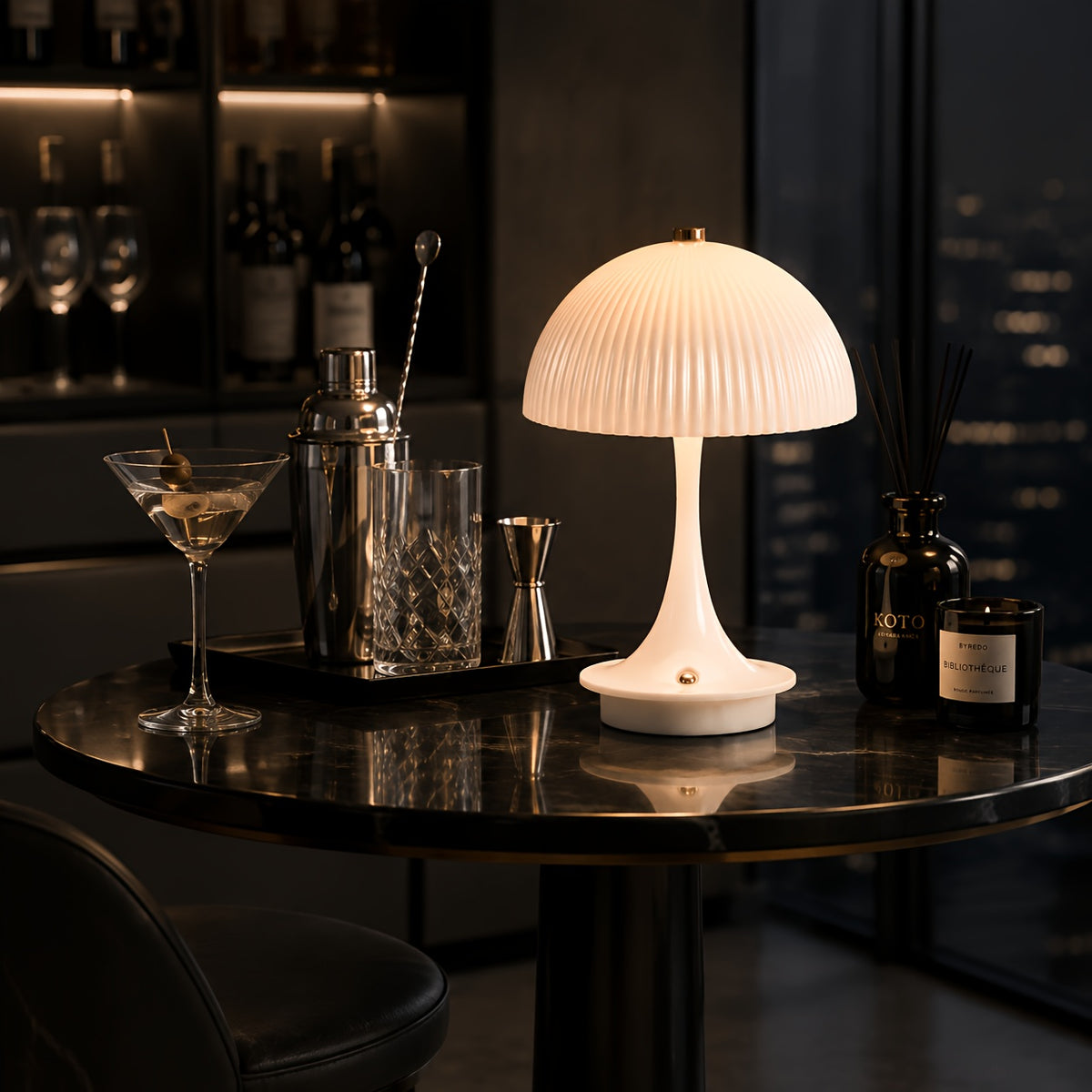 Lampe champignon sans fil, dôme blanc strié et pied coloré 23 cm
