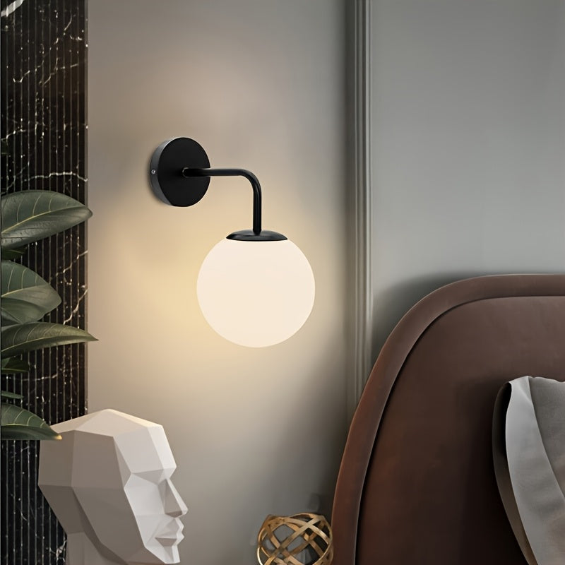 Applique murale globe opalin blanc sur bras courbé en métal noir