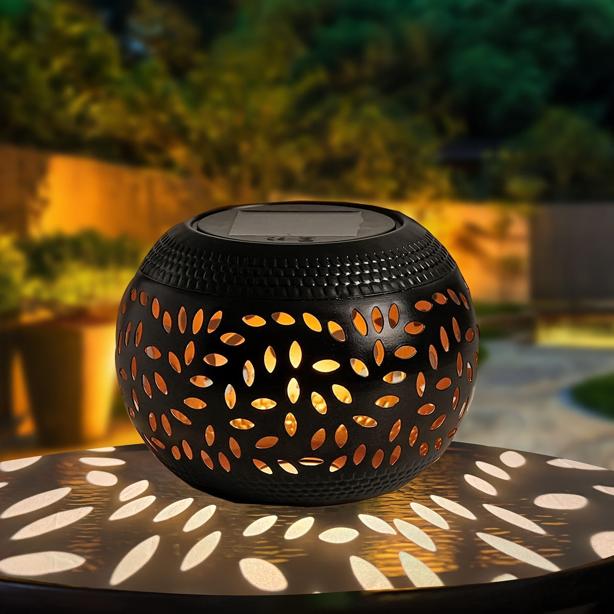 Lampe de table solaire boule en fer ajouré, motif de feuilles