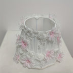Abat-jour plissé blanc orné de fleurs roses et de dentelle, Ø 28 cm