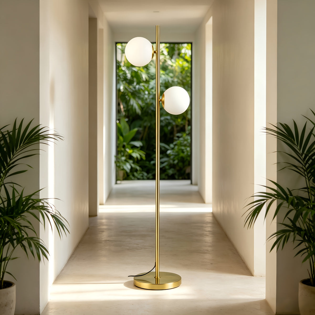 Lampadaire à deux sphères opalines sur tige dorée pour entrée, 166 cm