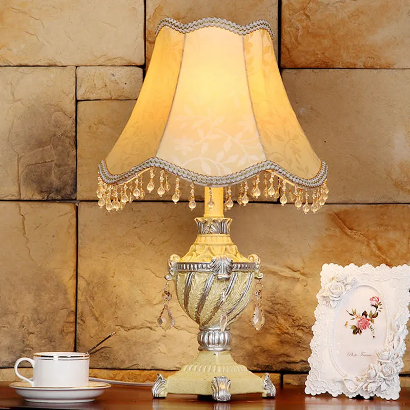 Lampe de chevet ancienne en résine ciselée et pampilles, 5 décors