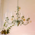 Lustre champêtre vert à fleurs en céramique et tulipes en verre