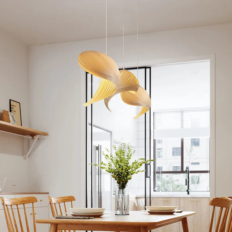 Lustre à volutes de bois en teinte naturelle ou brune, LED fournies