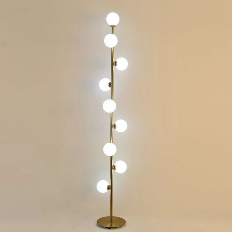 Lampadaire doré à neuf petits globes en verre givré en spirale