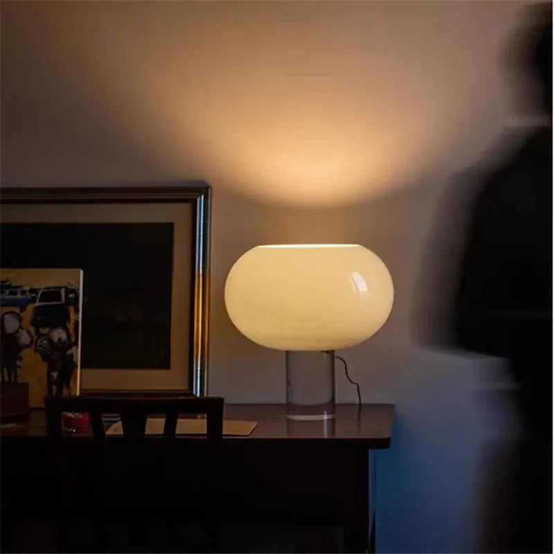 Lampe champignon en verre opalin sur colonne de verre clair