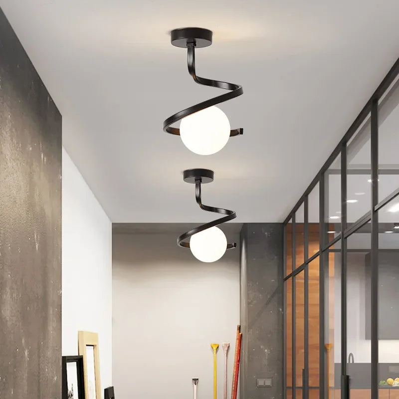 Plafonnier spirale en métal et globe de verre opalin, noir ou doré