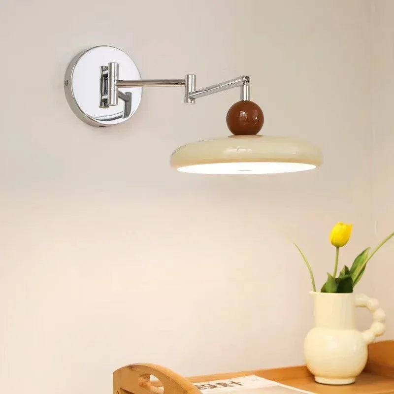 Applique murale LED au disque laqué et bras pivotant