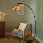 Lampadaire arc en cannage de rotin, abat-jour en pétales, 180 cm