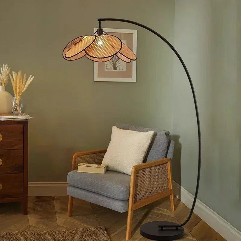 Lampadaire arc en cannage de rotin, abat-jour en pétales, 180 cm