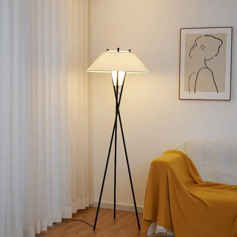 Lampadaire trépied noir à grand abat-jour blanc évasé, 167 cm