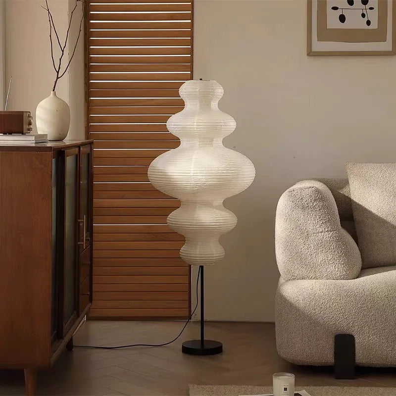 Lampadaire en papier de riz aux volumes superposés