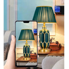 Lampe à poser en céramique vert émeraude et or, abat-jour plissé