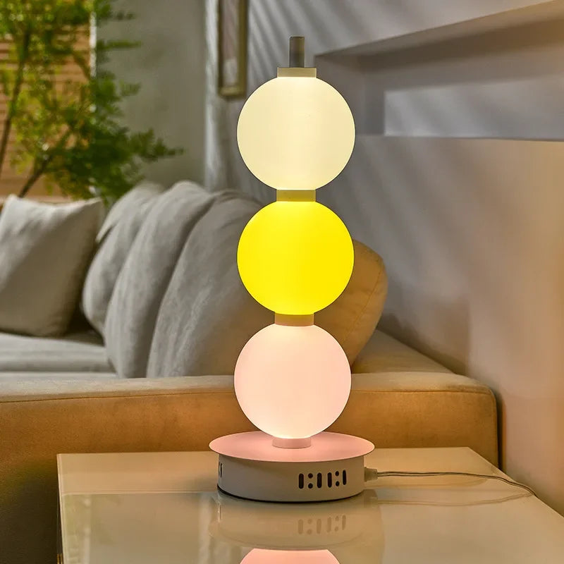 Lampadaire LED à boules acryliques pastel, empilées comme des bonbons