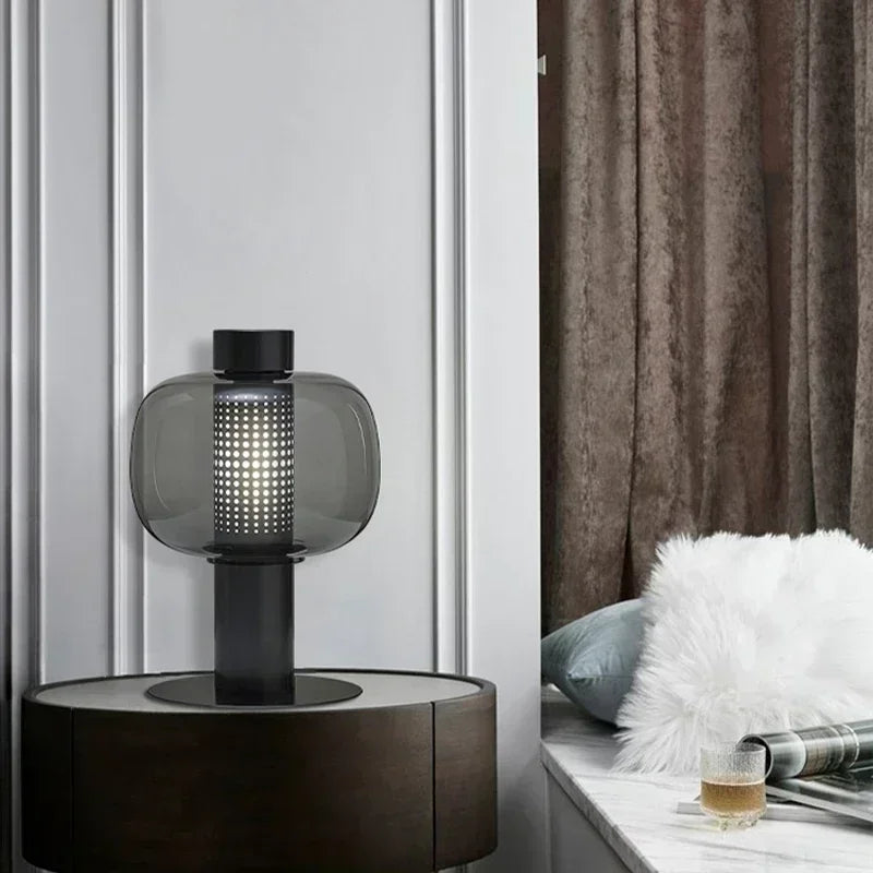 Lampe lanterne en verre et cylindre de métal perforé, 42 cm