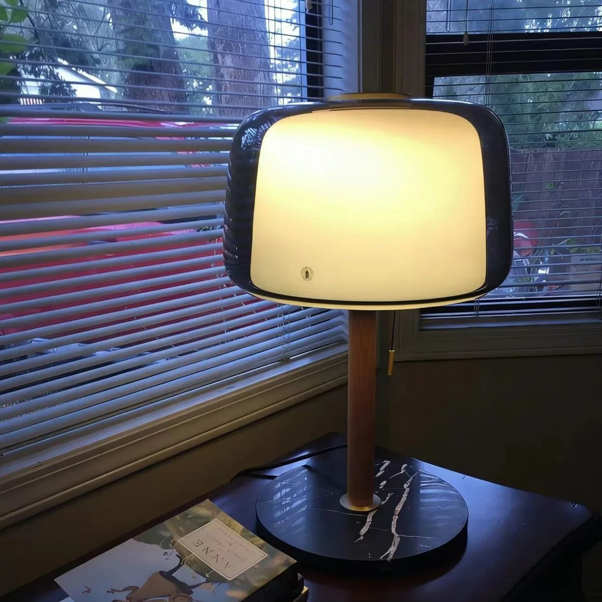 Lampe à poser double verre fumé et opalin sur tige bois, 50 cm