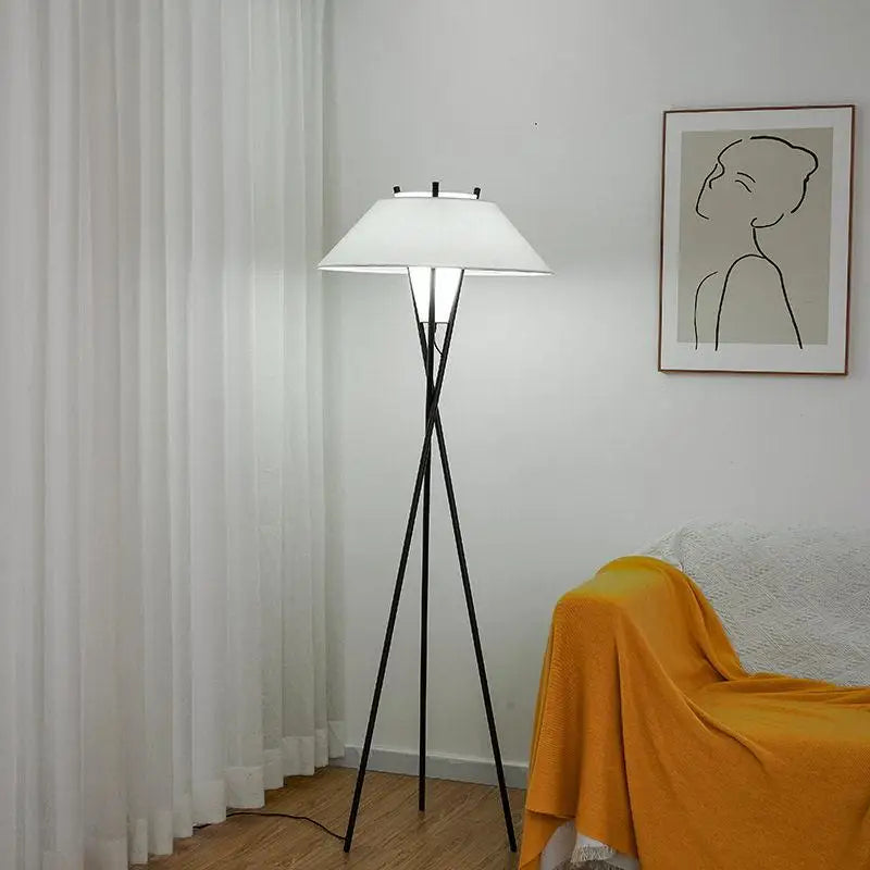Lampadaire trépied noir à grand abat-jour blanc évasé, 167 cm
