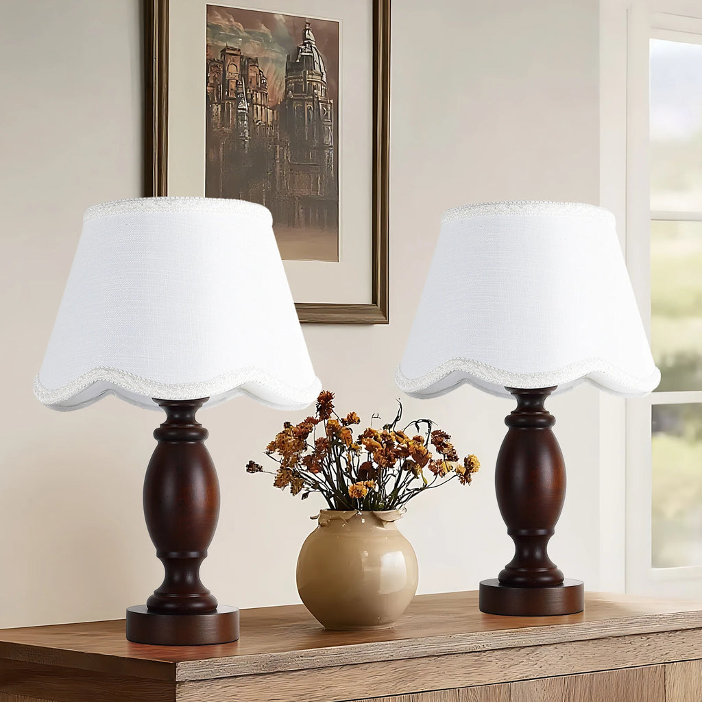 Lampe de chevet pied en bois tourné, abat-jour blanc festonné, E27