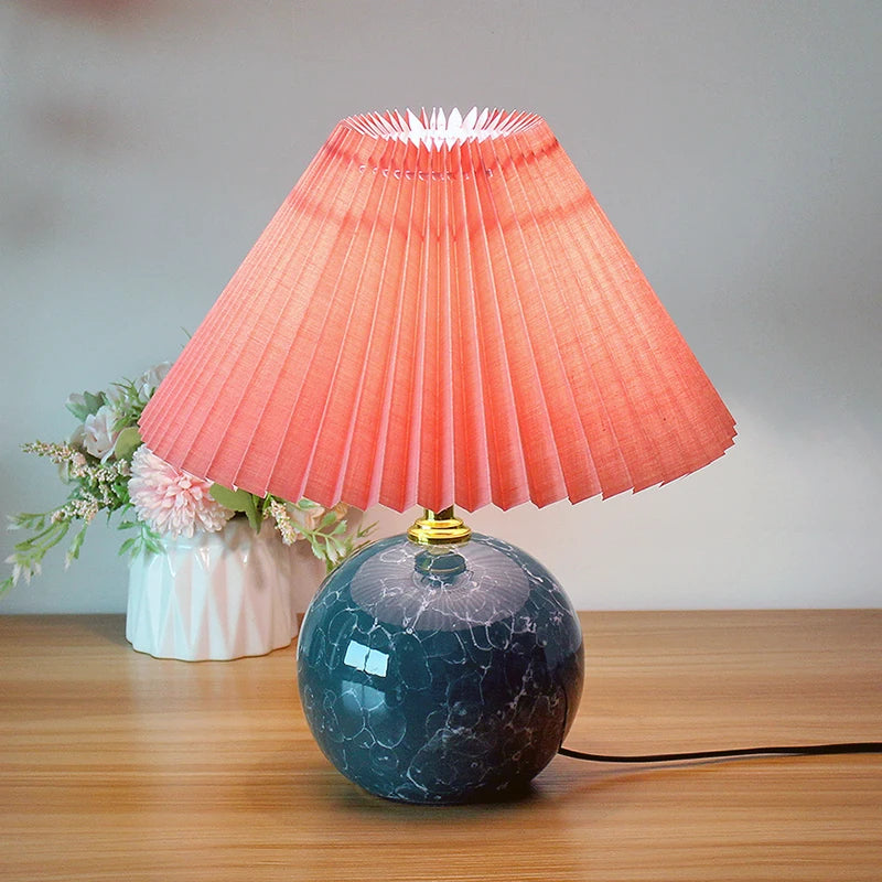 Une lampe de chevet rétro pour chambre douillette