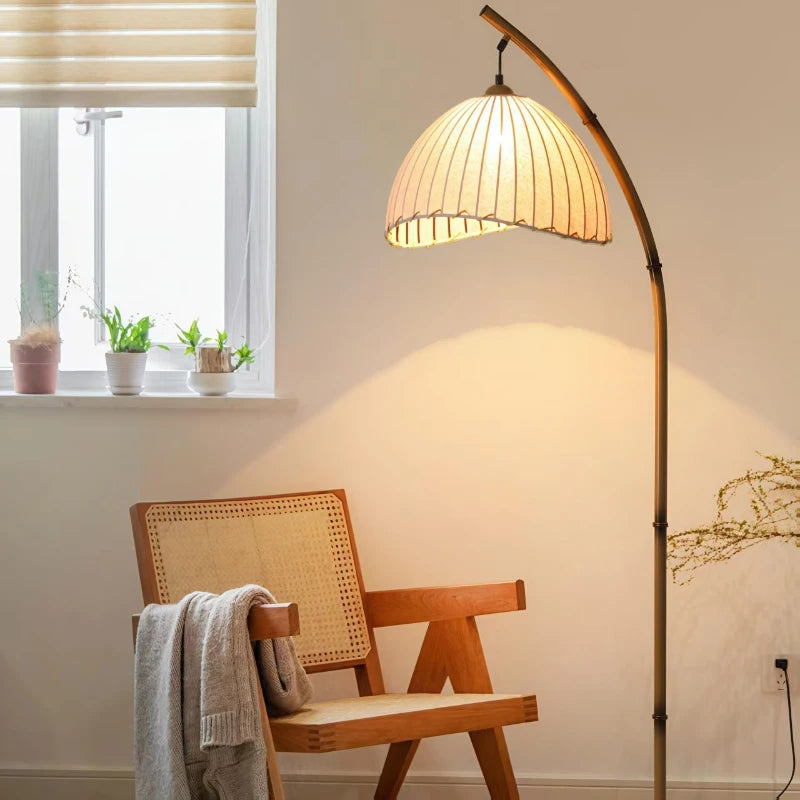 Lampadaire courbé à abat-jour en toile plissée, socle en marbre