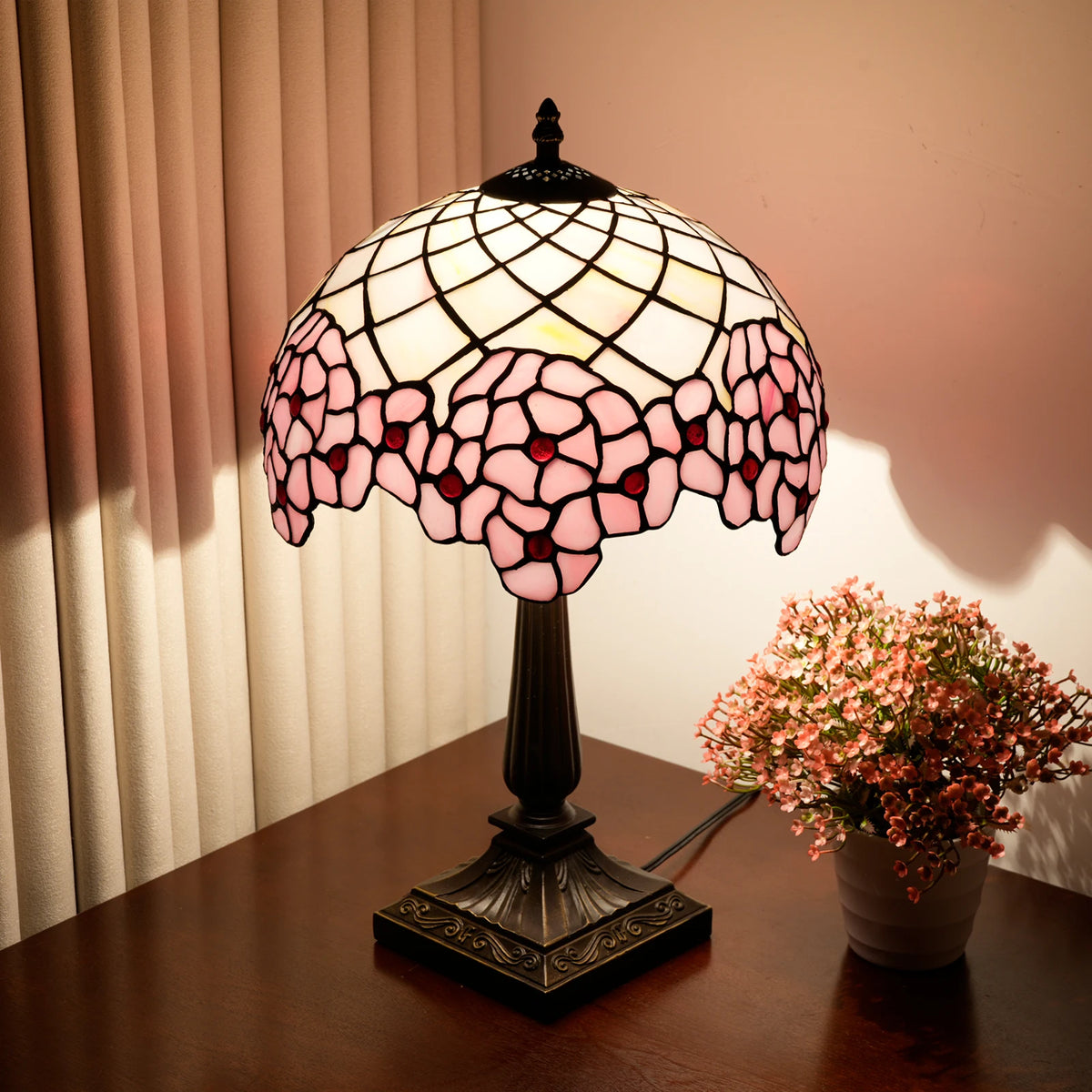 Lampe de chevet Tiffany en vitrail rose à fleurs de cerisier, 49 cm
