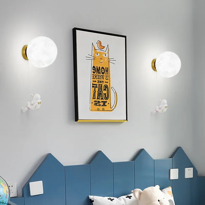 Applique murale lune avec astronaute suspendu, LED pour enfant