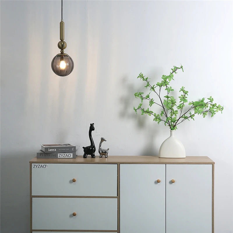 Suspension globe en verre teinté sur colonne dorée à perle, Ø 15 cm