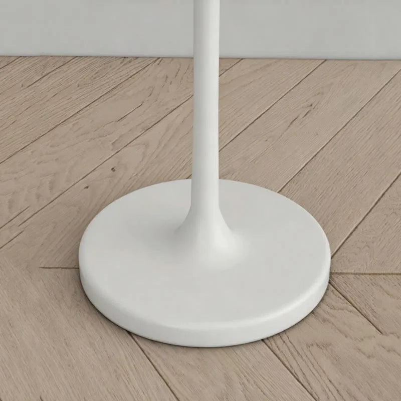 Lampadaire à pied tourné, abat-jour conique en tissu, noir ou blanc