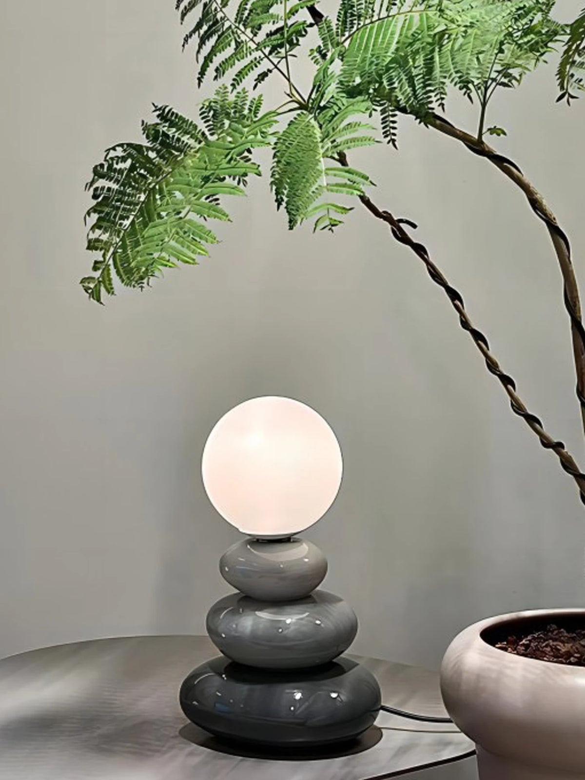 Lampe à poser en céramique galets empilés et globe lune, 24 cm