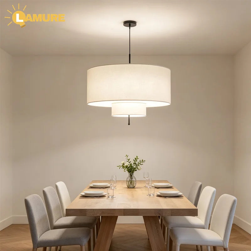 Un grand tambour de toile au-dessus de la table