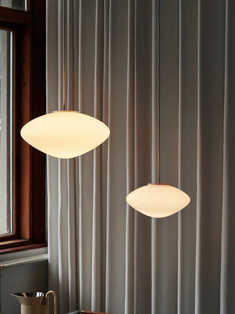 Suspension galet en verre opalin blanc, Ø 25 ou 37 cm, LED fournie