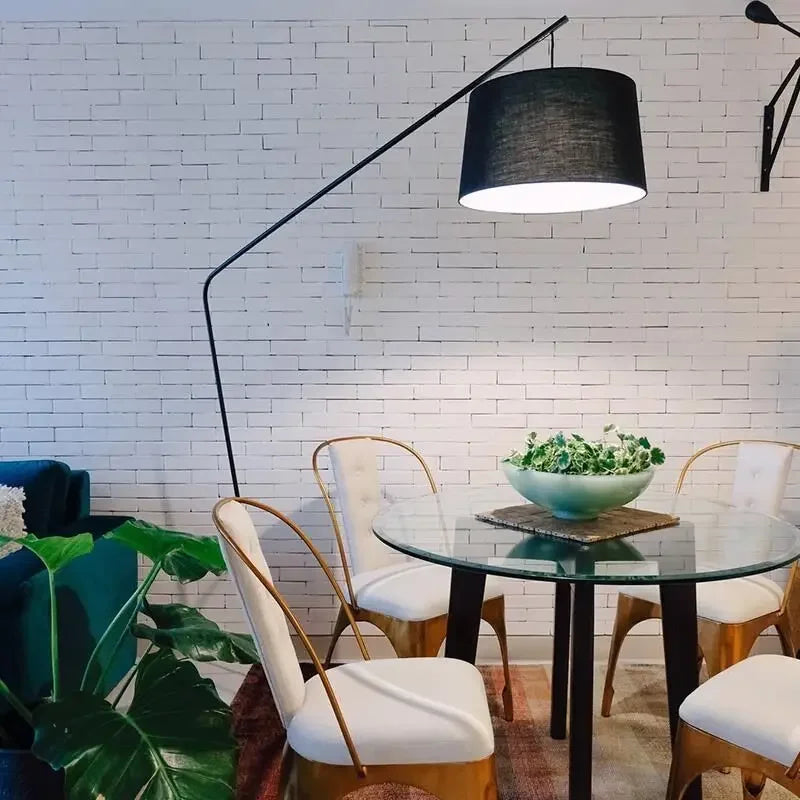 Lampadaire à bras déporté noir, abat-jour conique suspendu