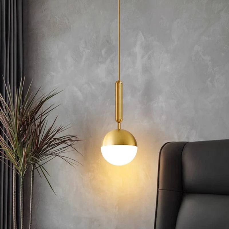 Suspension LED globe opalin sur tige dorée ou noire, câble 2 m