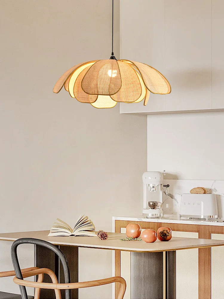 Suspension corolle en rotin aux pétales cannés, Ø 50 ou 60 cm