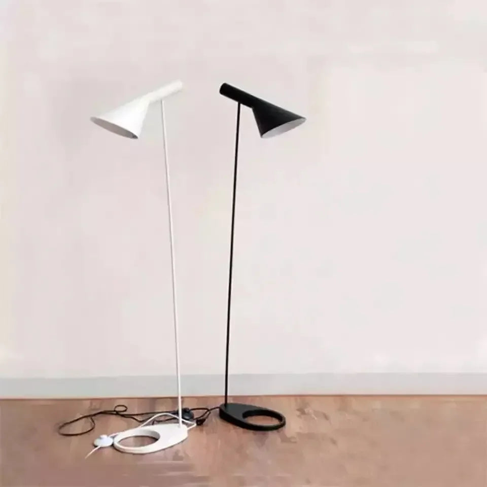 Lampadaire à tête conique noir ou blanc, version lampe et applique
